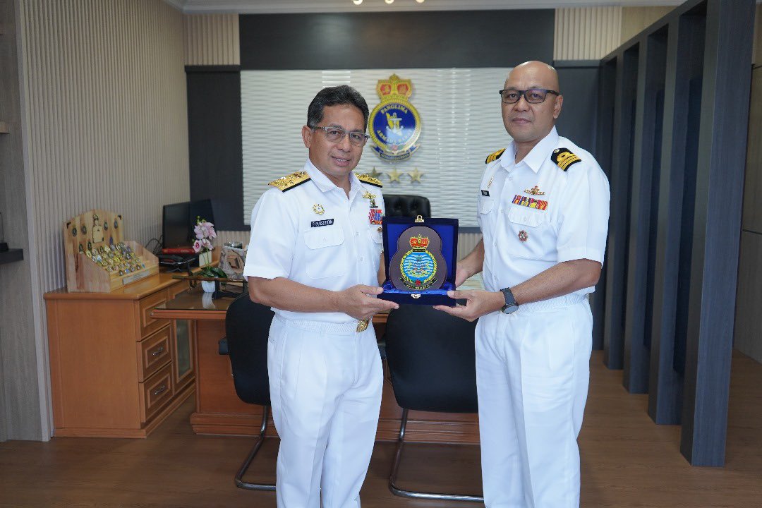 𝐊𝐔𝐍𝐉𝐔𝐍𝐆𝐀𝐍 𝐇𝐎𝐑𝐌𝐀𝐓 Panglima Armada Barat, Laksamana Madya Ts. Dato' Shamsuddin bin Hj Ludin menerima Kunjungan Hormat daripada Pegawai Memerintah @KELANTANATOR175, Kdr Rusdi Hisyam bin Mohamad TLDM. Selamat datang! #NavyUpdate