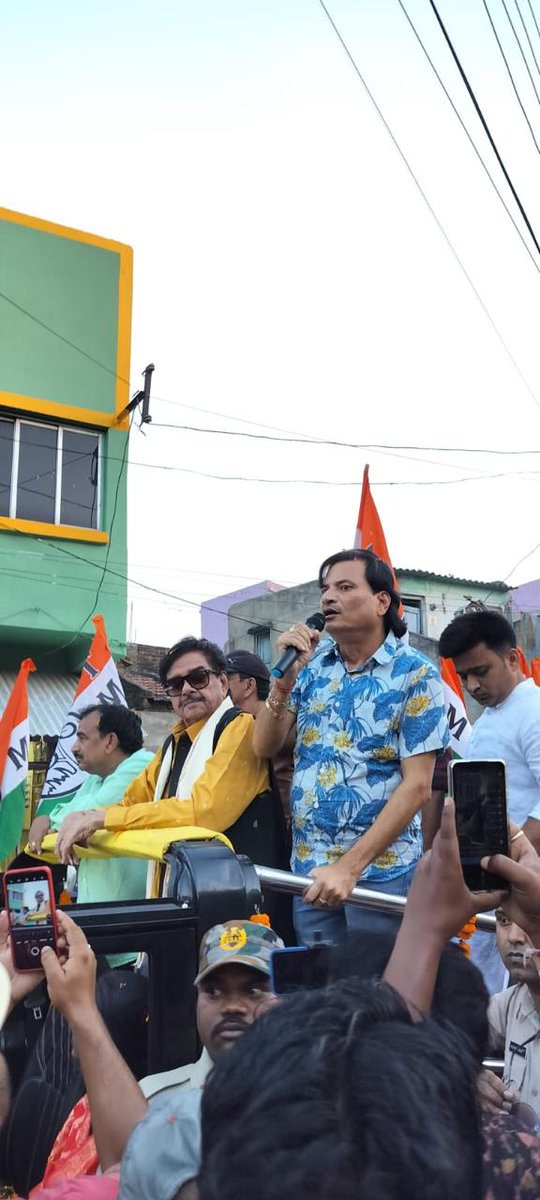 Next on the campaigning trail was a 'Historic' unprecedented massive 'Road Show' at Barabani with Mayor #BidhanUpadhyay #Asitji many senior leaders & workers #TMC. Huge enthusiastic crowds had gathered here making it a very satisfying day indeed! Joi Bangla! Jai Hind!…