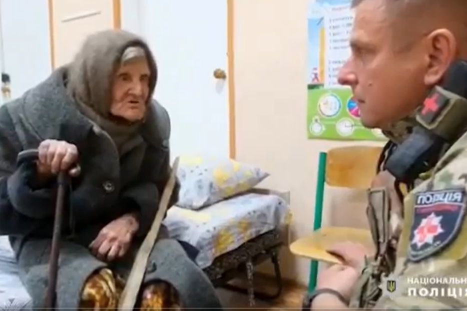 L'anziana signora ha percorso oltre 10 chilometri, appoggiata a un bastone di fortuna, per scappare dalla distruzione del suo villaggio nel Donetsk: «Non ho più niente» buff.ly/4aVWD5w