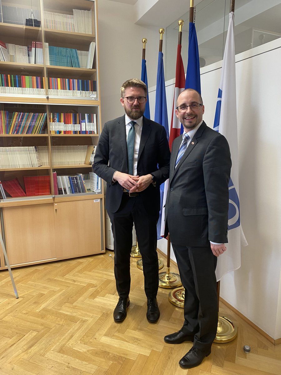 NorwayinVienna's tweet photo. Am Montag, den 29. April, hat 🇳🇴 Staatssekretär @EivindVP den Generalsekretär des 🇦🇹 Bundesministeriums für Landesverteidigung, Dr. Arnold Kammel, zu einem Austausch über sicherheitspolitische Themen in Wien getroffen. Vielen Dank für das Gespräch!
#AWS2024Vienna #BMLV https://t.co/Rq1Y62Rzli