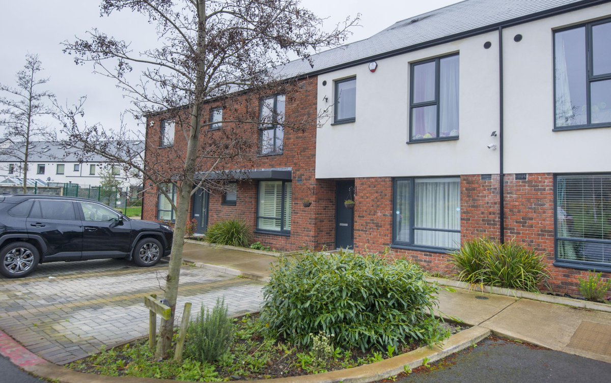 New! We’ve just gone live with this 3-bed mid-terraced house, in Rathfarnham, #Dublin! We love the fireplace… 🔥... All info’ related to offers is available here: auctioneera.ie/property/3-whi…

#Dublin #property #terracedhouse #realestate