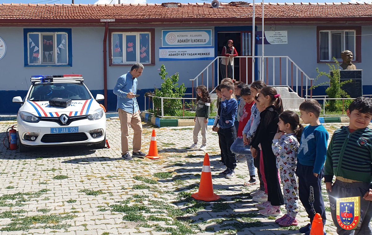 Jandarma Genel Komutanlığı olarak, öğrenci kardeşlerimize Jandarmanın tanıtımı ve Trafik Jandarması hakkında bilgilendirmeler yapmaya, okullarımızın güvenliğini sağlamaya devam ediyoruz. 📍Kırklareli 📍Kütahya 📍Ordu 📍Sivas #Jandarma #TrafikJandarması