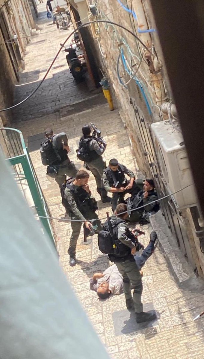 #SONDAKİKA Kudüs'te bir Türkiye vatandaşı, işgalci polislere yönelik bıçaklı bir saldırı gerçekleştirdi. Saldırı sonucunda bir işgalci polis yaralandı ve saldırıyı gerçekleştiren kişi işgalci polisler tarafından vurularak öldürüldü. Hamas