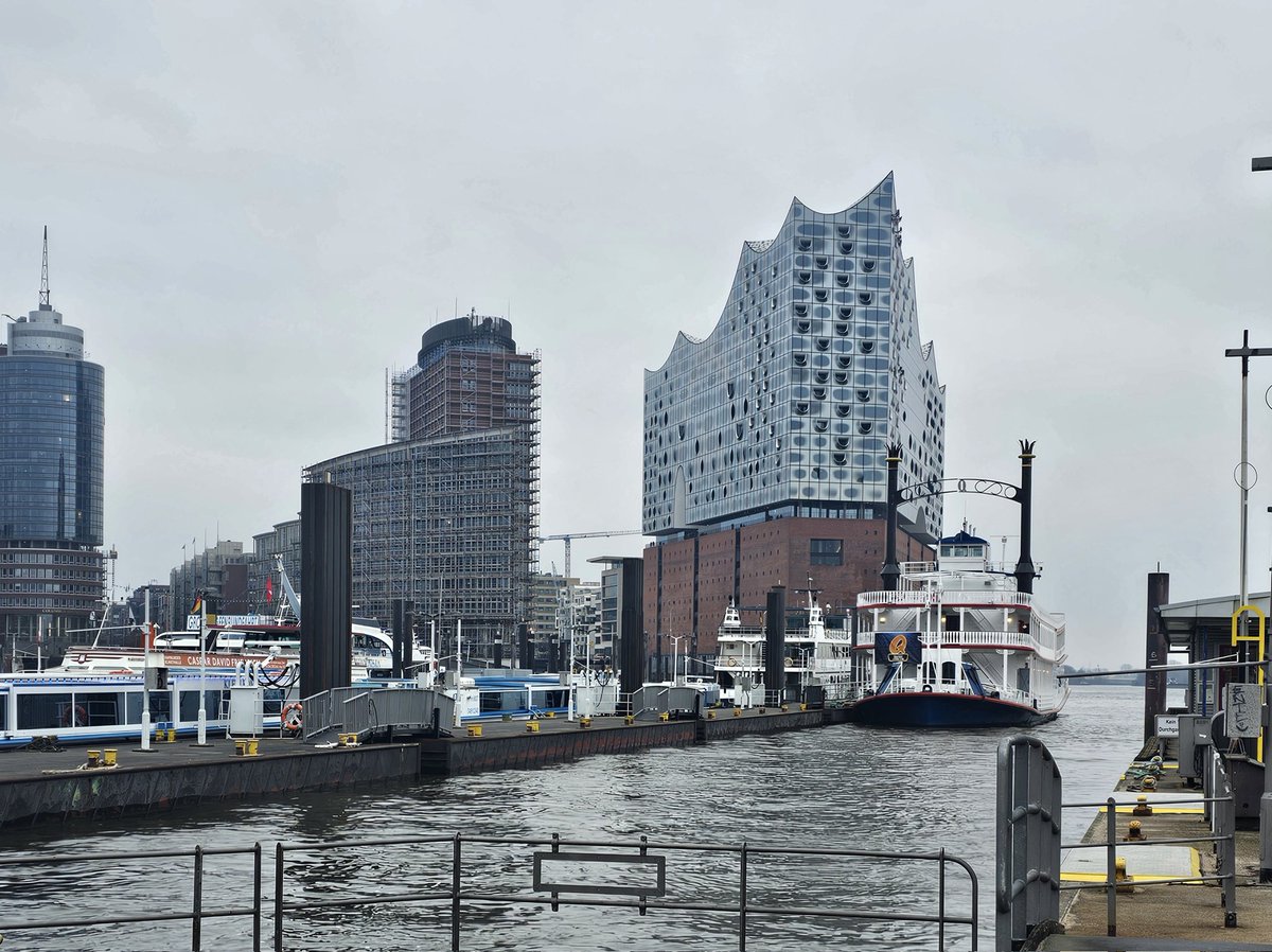 Herzog & de Meuron/ Elbphilharmonie Hamburg 一番好きな建築家を、好きになったきっかけ。空港からの道程は終始どきどきしていた。川沿いを歩いていて、建物の影からあの'揺らぎ'が見えた途端、イメージのままの姿が、自分の目を通して確かに経験されるという当然の出来事に、とても安堵した。