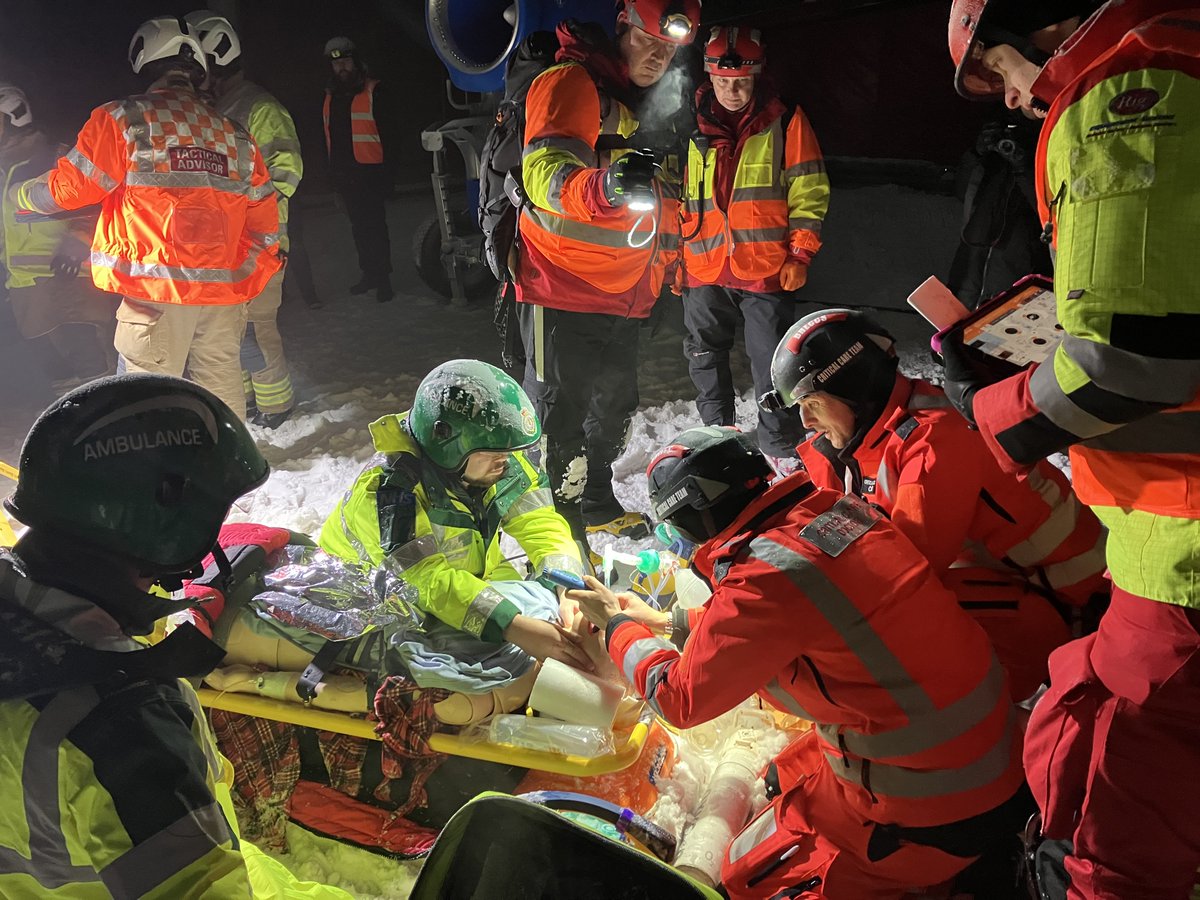 Last night we joined other emergency services including @hfrs @hertspolice @bheccs @EHAAT_ in a training exercise at @thesnowcentre 🥶 Around 300 people took part in this multi-agency exercise testing emergency service capability to respond to emergencies in extreme weather!