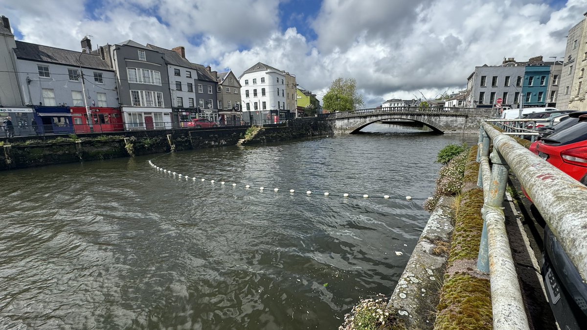 A net has appeared across the south channel of the River Lee at Parliament Bridge, #Cork. Anyone know what it’s doing there? @InlandFisherIE