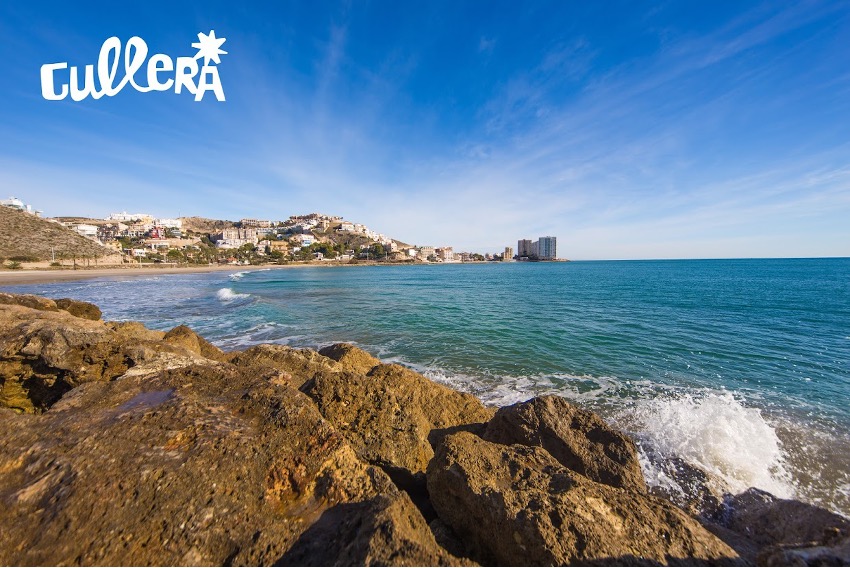 ¿Te gustan los deportes náuticos? ¡Estás de suerte! La playa Cap Blanc de Cullera 💙 es una de las favoritas para los amantes de los deportes náuticos por su régimen de vientos: suaves brisas de mañana y fuerte garbí por la tarde. #VisitCullera #CulleraSiempre