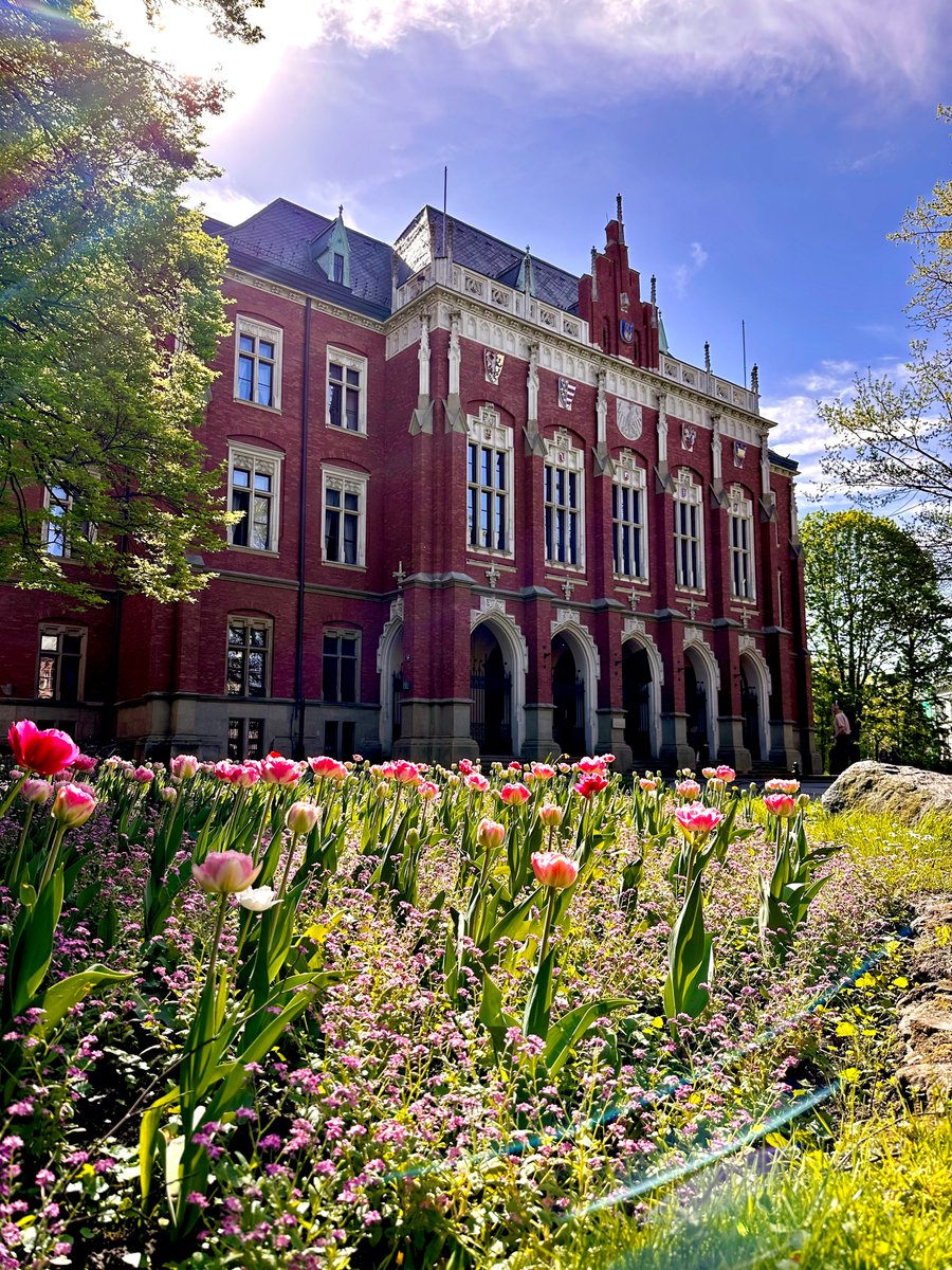 Soaking up the sunshine and getting ready for the long May weekend ahead🌷🌷🌷☀️ If you are in Krakow, definitely take a stroll next to @JagiellonskiUni Collegium Novum — it's absolutely beautiful 🌷🌷🌷 📷 @Iza_Garibaldi