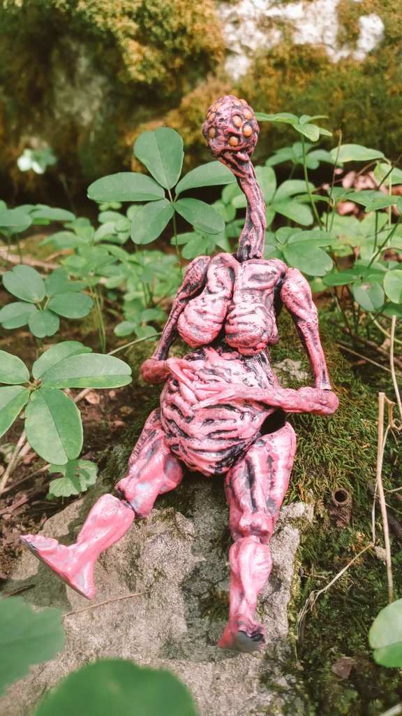 NECRONAUTS
ANNELIDS
A mysterious alien creature, either the only on earth, or the last of it's kind. Once considered a pest from some place beyond our understanding, she now wanders earth.
The extraterrestrial worm woman, in her natural environment! 3D printed by @Venomortisha !