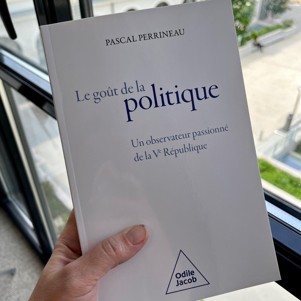 #Prixdulivrepolitique 👏Bravo à Pascal Perrineau @pascalperrinea1 @CEVIPOF qui s'est vu décerner samedi le Prix 2024 du Livre Politique pour « Le goût de la politique : un observateur passionné de la Ve République » chez @OdileJacob. tinyurl.com/2rv3c9jp