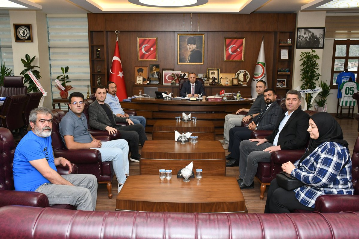 Amasya Veterinerler Odası Başkanı Özgür Pehlivan ve yönetim kurulu, hayırlı olsun dileklerini iletmek için belediyemizdeydi. Sayın Başkan ve Yönetim Kuruluna çok teşekkür ediyorum.