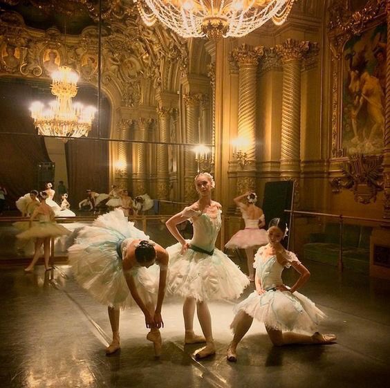 Dancers of English National Ballet during their tour to Paris ✨ #TutuTuesday

📸 by Ksenia Konvalina