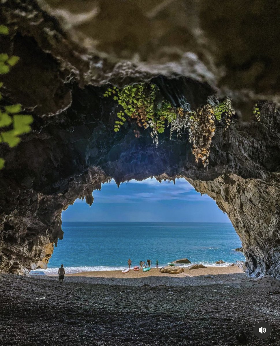 Burası Mersin'in Gülnar ilçesine bağlı Yanışlı sahilinde kayalıkların altında bir mağara. BU ŞEHİR CENNET ! 🌊 #MaviÇiniMağarası