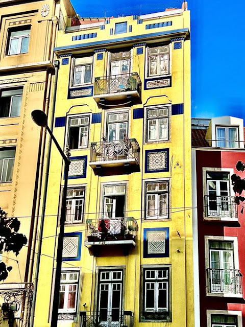 Lisbon’s 300 sunny days & brightly ornamented facades, often splashed with blue tiles, can turn a row of everyday apartment buildings into a colorful artist’s palette for the photographer’s eye. …antravelandaccessibility.blogspot.com/2024/04/lisbon… #streetphotography #Lisbon #Portugal #travel #photojournalist