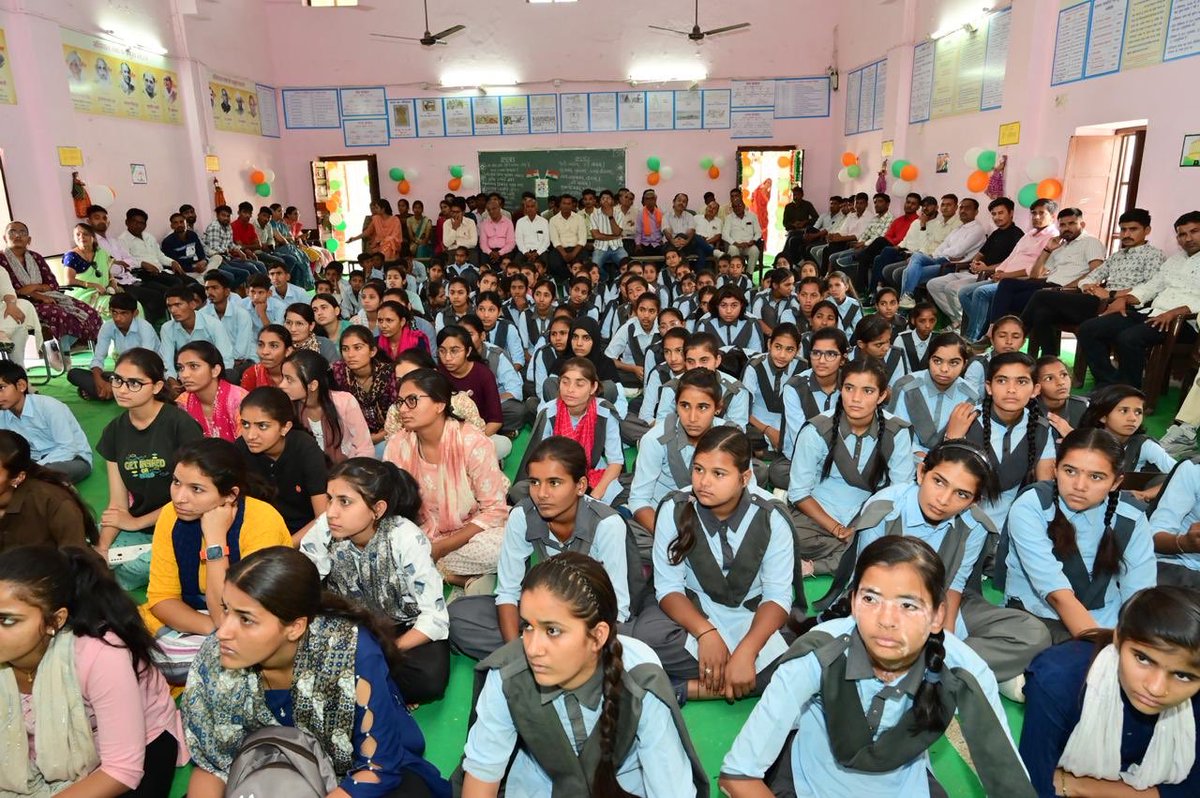 संविधान कक्ष का निर्माण - पीएमश्री विद्यालय का नवाचार जोधपुर जिले के बावड़ी स्थित पीएमश्री राजकीय उच्च माध्यमिक विद्यालय में नागरिक कौशल विकास गतिविधियों के अंतर्गत संविधान कक्ष का निर्माण किया गया है। संविधान कक्ष में संविधान निर्माताओं से लेकर उनके प्रावधान के संबंध में 96…