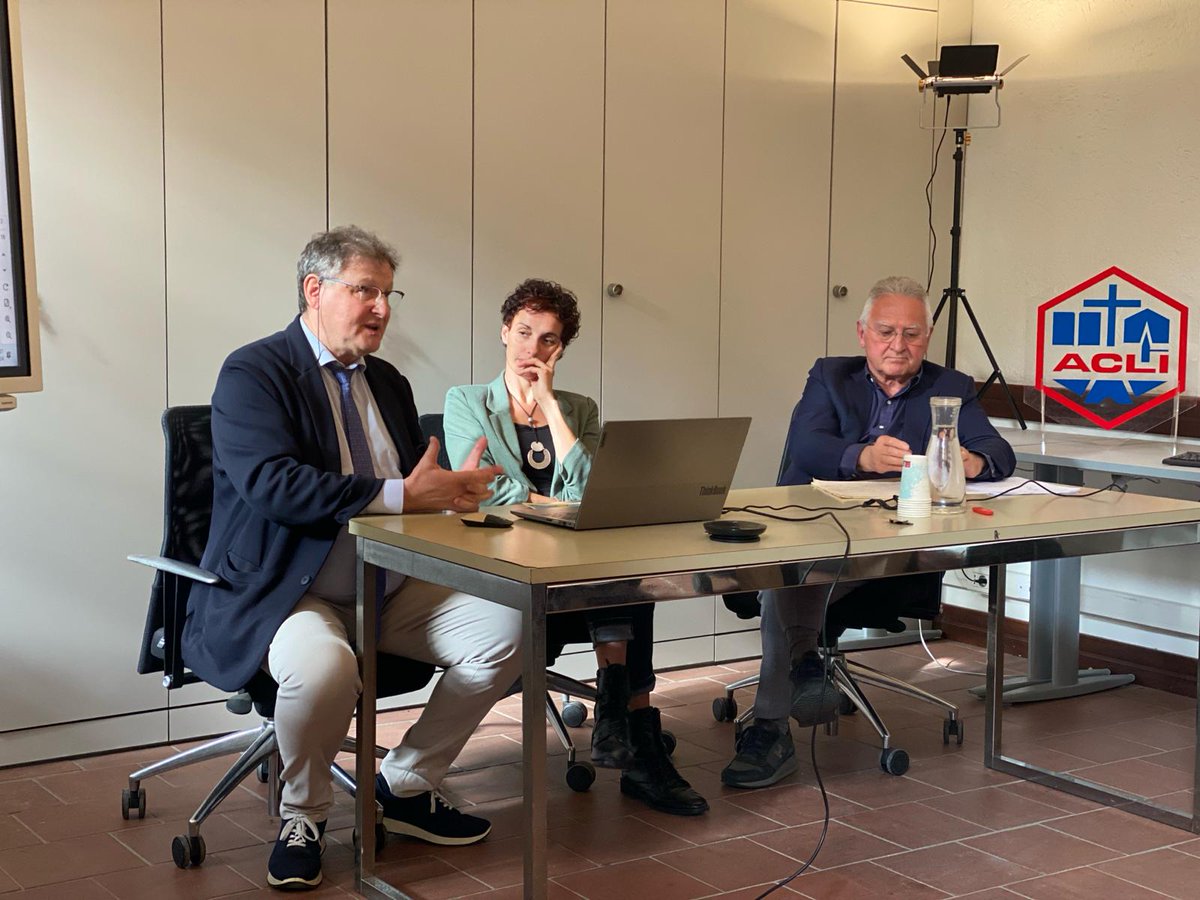 📌Torniamo all'evento di ieri: 'CER - Comunità energetiche rinnovabili in Lombardia. Modelli a confronto e scenari futuri'
📌'ESPERIENZE A CONFRONTO'  
📷ROBERTO GREGORI - Associazione Nazionale Piccoli Comuni Italiani (nella foto, a sinistra, mentre prende la parola)