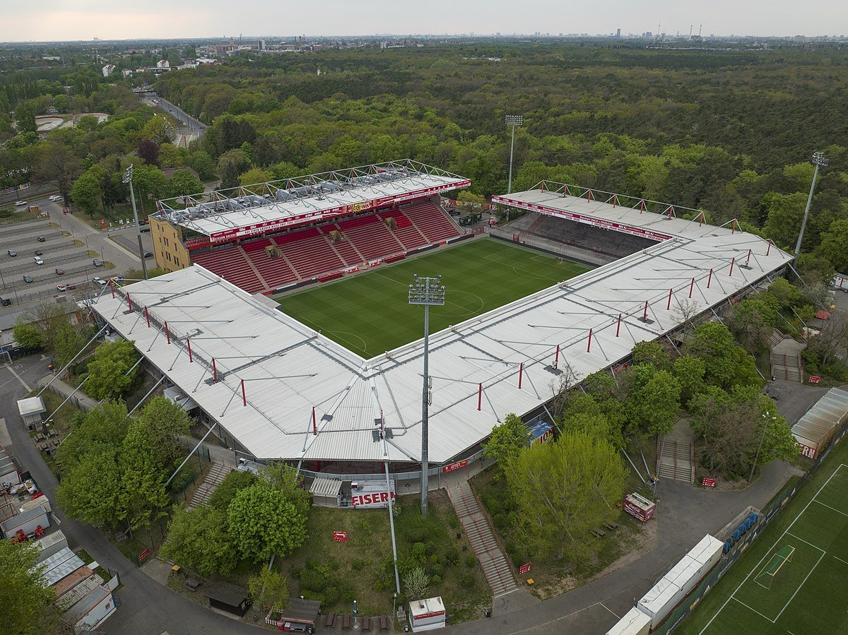 🇩🇪 Union Berlin's Stadion An der Alten Försterei is a gem of ground. Surrounded by pine forests, green spaces and parks, it's name literally translates to 'Stadium at the old forester's house'. It was re-developed in 2009 and expanded in 2013, with many Union Berlin supporters…