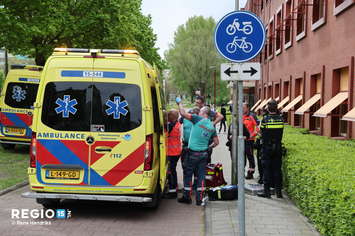 Ambulancedienst en de traumahelikopter met het MMT zijn ingezet ivm een gevallen fietser op de #Ierlandlaan in #Zoetermeer.
