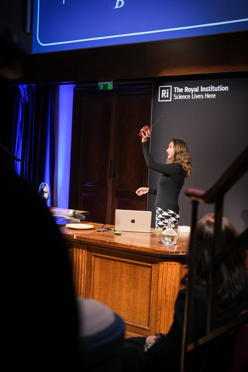 🔝 shots from last Friday's sold-out Discourse, Decoding the Cosmos, with Hiranya Peiris. Hiranya outlined the current thinking in cosmology, discussing how laboratory experiments are helping test new fundamental physics paradigms developed to explain cosmological observations.