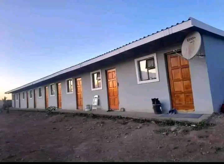 I once visited a guy who stays at this kinda place. He was a cool gent and lovely, we got to his place it was all alright until we had to go to bed, guy literally took out isikiki(bucket) to pee. I was so shocked and turned off that i even had to fake cramps.