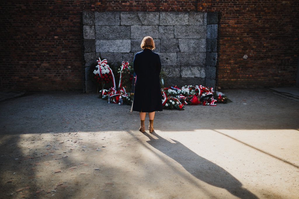 Im Rahmen ihrer #Polen-Reise besuchte Bundesfamilienministerin @LisaPaus die KZ-Gedenkstätte #Auschwitz und legte einen Kranz an der sogenannten „Schwarzen Wand“ nieder.