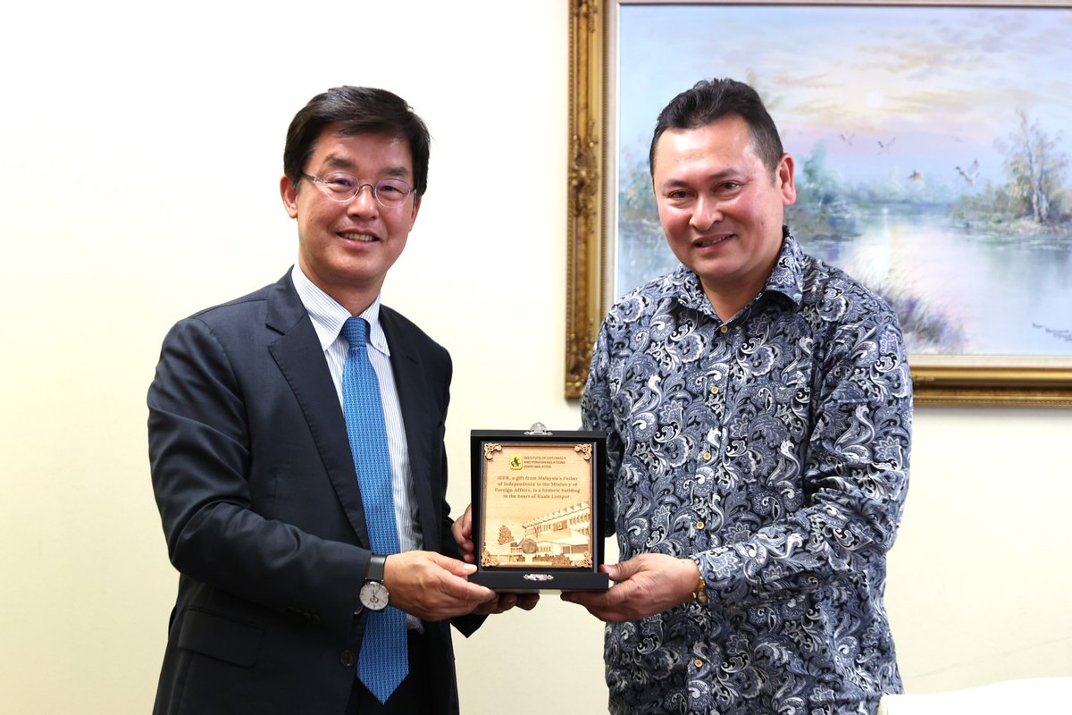 IDFR welcomed a delegation from the Korea National Diplomatic Academy (KNDA) headed by Chancellor Dr Park Cheol Hee today. The meeting facilitated a productive exchange of ideas, focusing on foreign policy matters and broader geographical concerns.

🇲🇾 🇰🇷

#Malaysia #Korea…