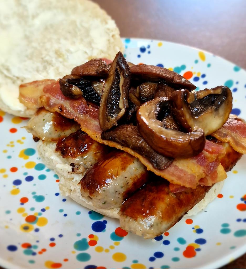 Pork stuff and Funghi on a bread roll/ bun/ barm, for lunch 😍