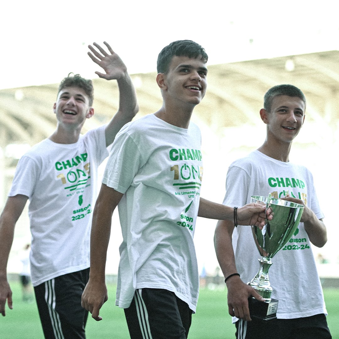 🏆🏆 𝐁𝐀𝐂𝐊 𝟐 𝐁𝐀𝐂𝐊 𝐂𝐇𝐀𝐌𝐏𝐈𝐎𝐍𝐒🎉 ARIS U15 joyfully carried their trophies at Alphamega Stadium, cheered on by passionate ARIS fans! 🟢 #WeAreAris #CHAMP1ON5