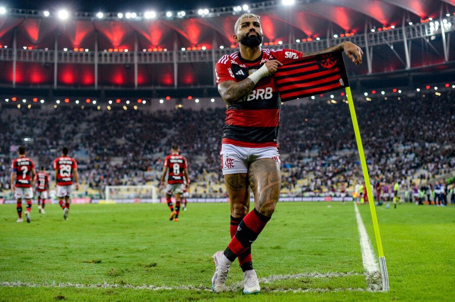 Flamengo consigue suspender la sanción por dopping de Gabriel Barbosa hasta que haya pronunciamiento en firme de una posible sanción. Por lo tanto, el delantero volverá a los entrenamientos y estará disponible para disputar encuentros. 📷 M. Cortes