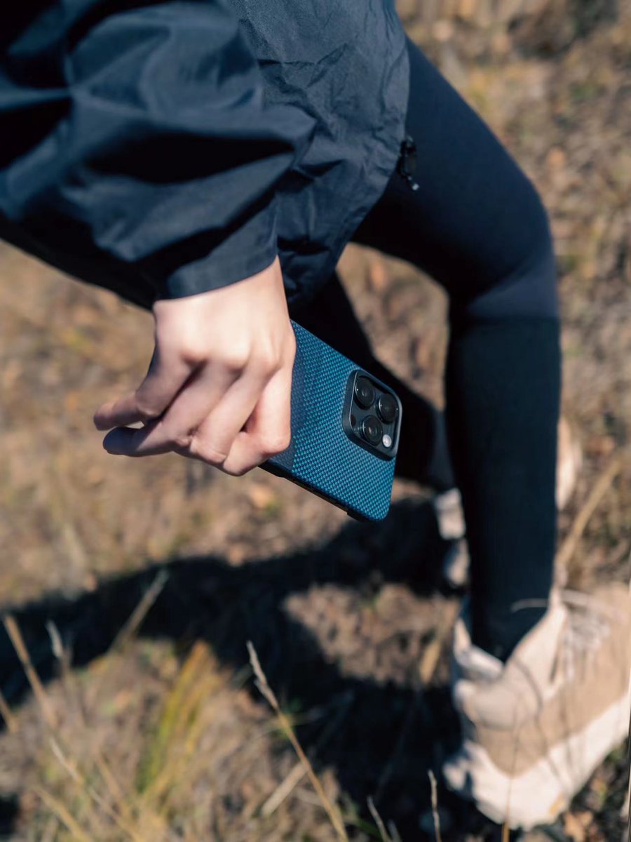 I have to say it's cool to hold a case like this when hiking! Feels like the case also weaves the enchanted moment there.⛰️🌄

#aramidfiber #wovencase #GalaxyS24Ultra  #iphonecase #iphonecases #pitaka #FusionWeaving #hiking