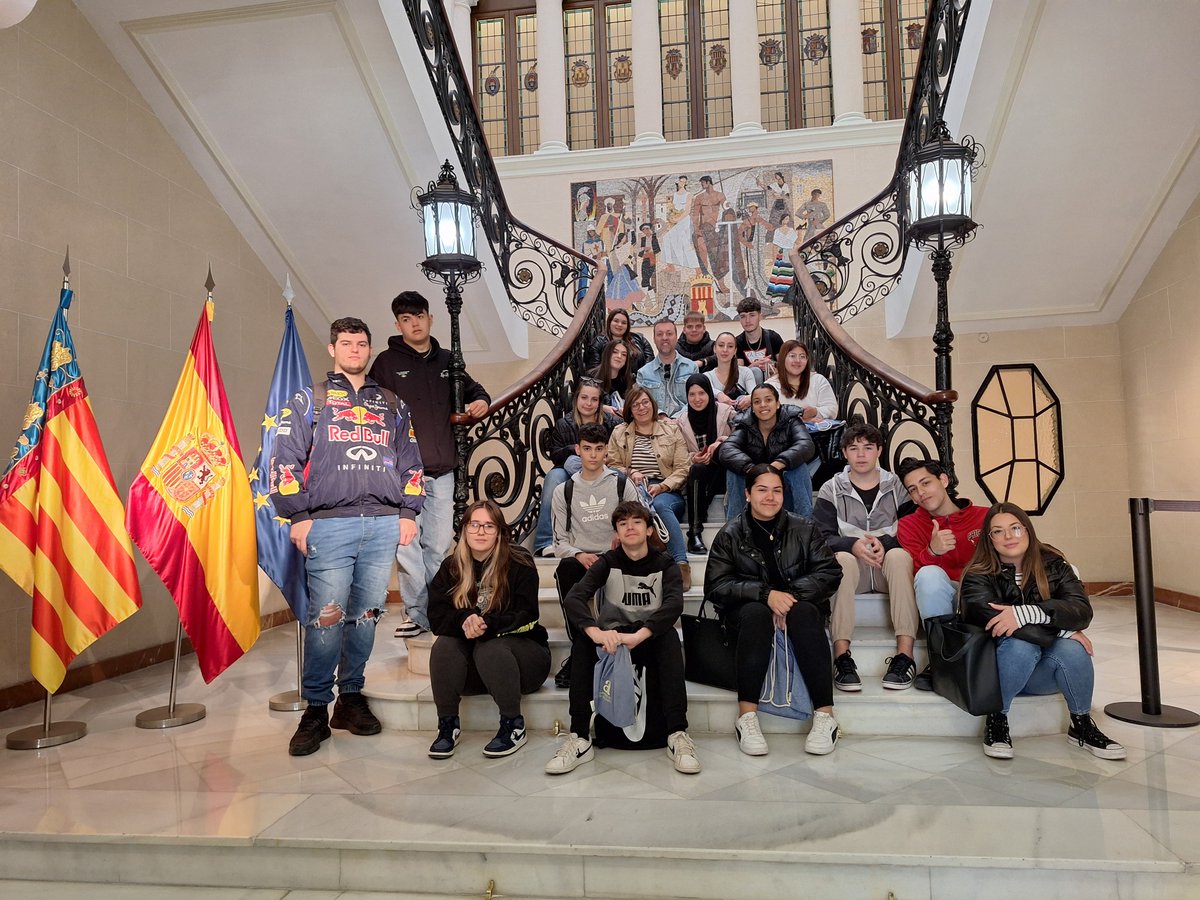 Hoy ha venido a conocer la @dipuAlicante un grupo de alumnos del ciclo formativo de Gestión Administrativa del IES La Nia de Aspe🔹 ¡Muchísimas gracias por la visita! Esperamos haber contribuido a ampliar vuestros conocimientos sobre esta institución que también es la vuestra 😃