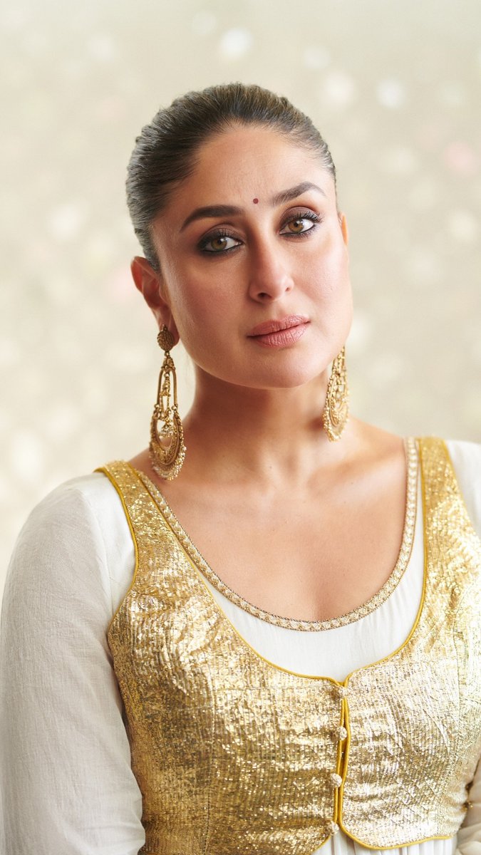 MOTHER🛐💋

#KareenaKapoorKhan 
#KareenaKapoor