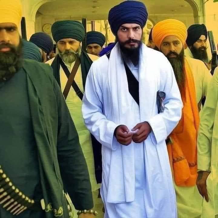 Harjeet_Pendu's tweet photo. ਜੋ ਗੱਲ ਕਰ ਗਿਆਂ ਖੁੱਲਕੇ ਸੰਤਾਂ 
  ਓ ਕਹਿੰਦਾ ਸੀ ਸਿਰ ਦਿੱਤੇ ਬਿਨਾਂ ਗੱਲ ਨੀ ਬਣਨੀ 
ਕੌਣ ਗ਼ਦਾਰ ਕੌਮ ਦੇ ਫਿਰ ਇਕ ਵਾਰ ਗੱਲ ਛਣਨੀ 
ਅੱਜ ਵੀ ਅਜ਼ਾਦ ਸੋਚ ਬੰਦ ਜੇਲ੍ਹਾਂ ਚ ਜਿਹਨਾਂ ਪੰਜਾਬ ਦੀ ਕਮਾਨ ਫੜਨੀ 
    ਜਿੱਤ ਹਾਰ ਓ ਅਕਾਲ ਪੁਰਖ ਦੇ ਹੱਥ ਪਰ ਖੰਡੂਰ ਸਾਹਿਬ ਤੋਂ ਦੁਨੀਆਂ ਪੱਬਾਂ ਭਾਰ ਖੜਨੀ 
✍️✍️🙏
#bhaiamritpalsinghkhalsa https://t.co/faGY78ugW3