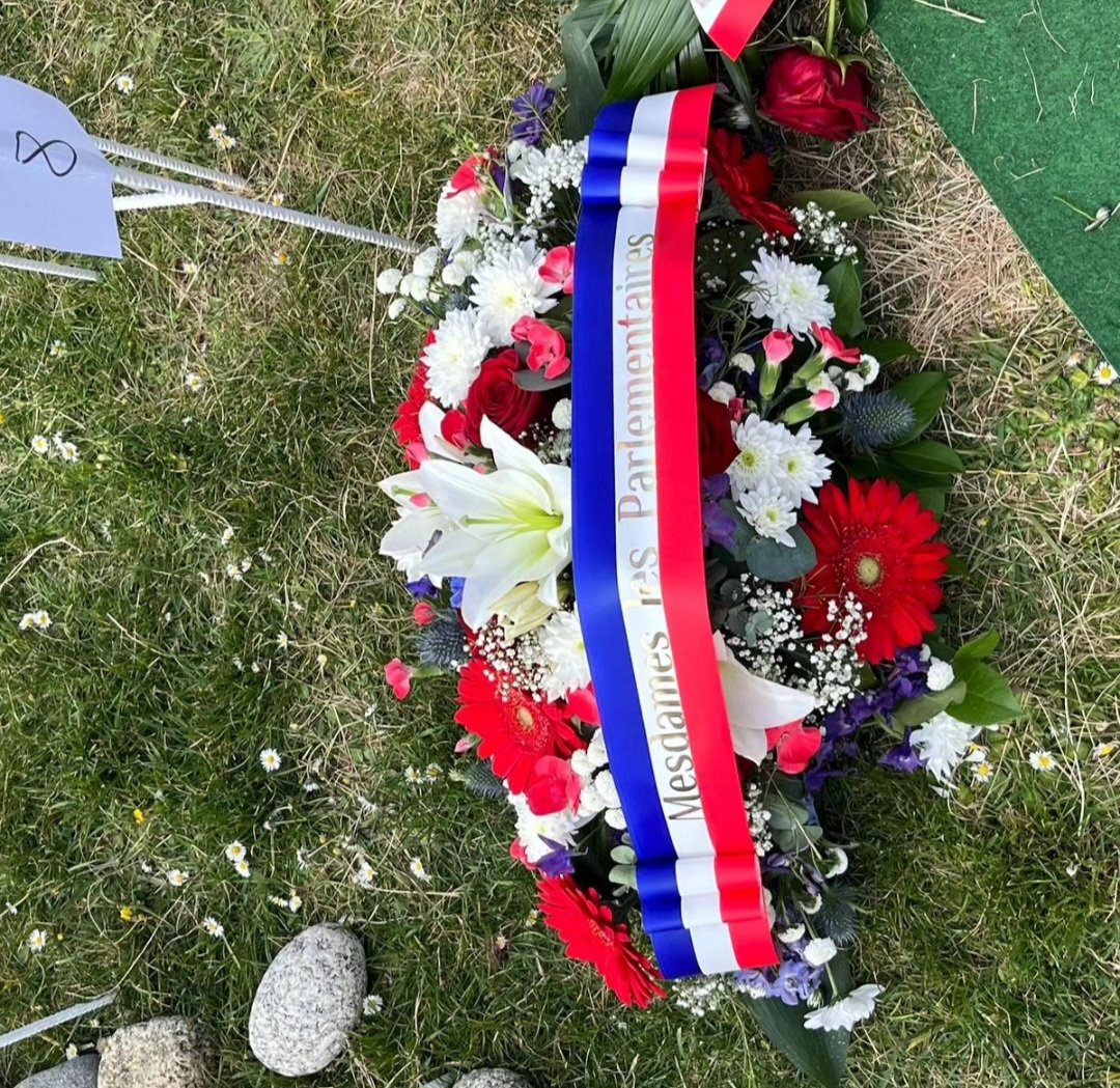 Aux côtés des élus, des autorités militaires et des familles, à l'occasion de la cérémonie commémorative du 80e anniversaire du naufrage du navire de guerre de la Marine royale canadienne Athabaskan G07 à #Kerlouan. Le 29 avril 1944, le naufrage cause la mort de 128 marins.