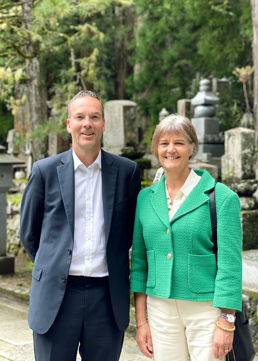 Hanging out with the amazing UK Ambassador to Japan @JuliaLongbottom in Koya-san where we went to visit a British Council supported school.