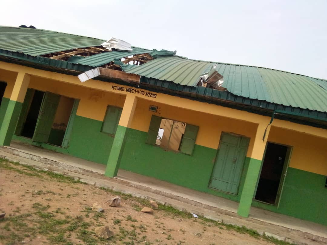 164 Pupils Drop Out Of Abuja Government School Over Dilapidated Building, Scorching Heat From Open Roof | Sahara Reporters bit.ly/3xRv7r6