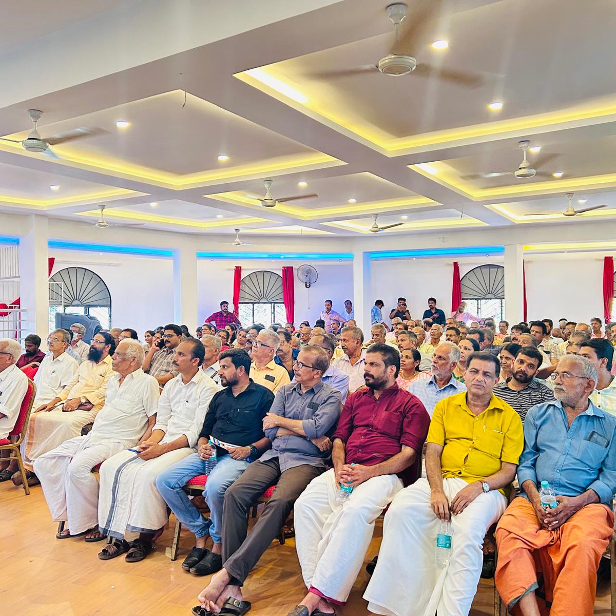 Shri M.V Sasikumar, Director, ICM Thiruvananthapuram addressing the participants during a Seminar at Mayyil Service Cooperative Bank .
#cooperative #सहकारसेसमृद्धि #NCCT #minofcooperatn #सहकारिता_मंत्रालय #WWEDraft #CooperativeBank #bank