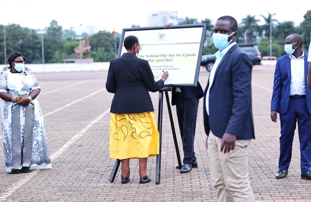 At #UgPlayDay, First Lady @JanetMuseveni has launched the event, prioritizing policies for #LearningThroughPlay. She added: 'Engaging mothers from groups like Mothers Union and Moslem Secretariat is vital for advocating safe play spaces, empowering all children.'🎉🇺🇬