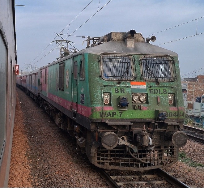 ERODE WAP7 in 'VIP Shampoo' livery with 22659/ Kochuveli - Yog Nagri Rishikesh Weekly Express meets Poorva Express near Ghaziabad Junction 
.
.
#railway #Trainspotting #like4like #IndianRailways