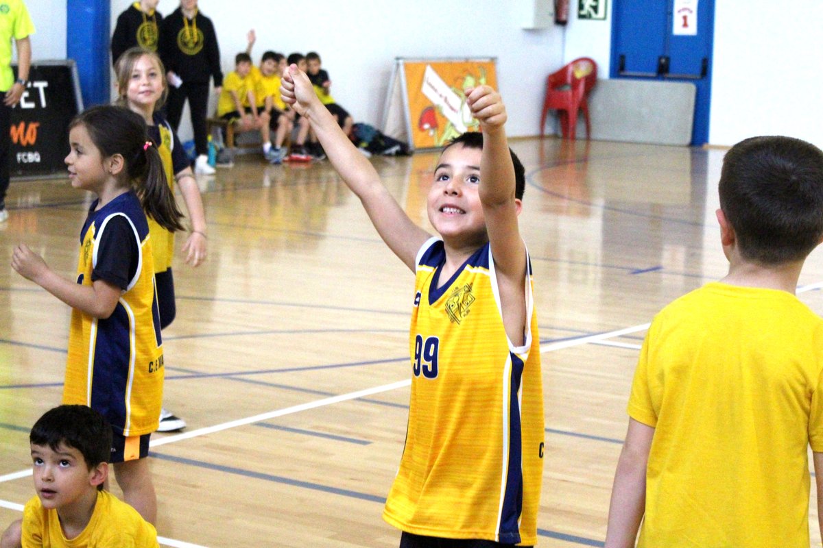 FCBQ's tweet image. 🆕 7a parada del Circuit d'Escoles de Bàsquet a Barberà del Vallès

🏀 17 equips van gaudir d'un matí de bàsquet i diversió a la nova parada del Circuit d'#EscolesBàsquet de la província de Barcelona

📸 flic.kr/s/aHBqjBcfum
➡️ basquetcatala.cat/noticies/10632