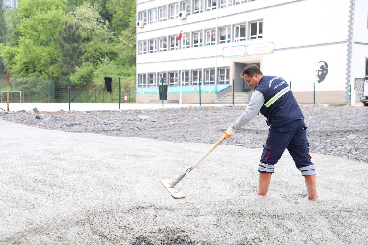 Şehrimizin her köşesinde sizler için çalışıyor, sorunlara anında müdahale ediyor, daha yaşanabilir bir Zonguldak için son sürat çalışmaya devam ediyoruz. 🚧🚜👷‍♂️