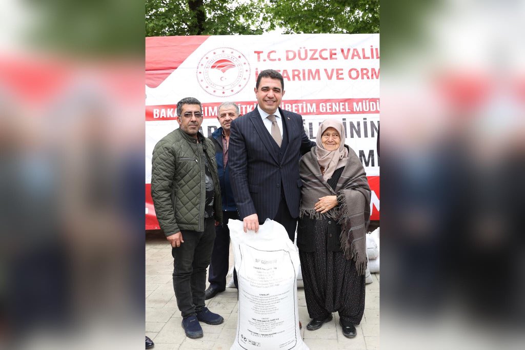 50 bin dekarlık alanda dane mısır üretimi yapan 351 Düzceli çiftçimize, 1270 ton gübre desteği sağlandı.

İl Özel İdaresi tarafından desteklenen Dane Mısır Üreticilerine girdi temini projesi çerçevesinde Düzce İl Tarım İl Müdürlüğünde gübre dağıtım töreni yapıldı.