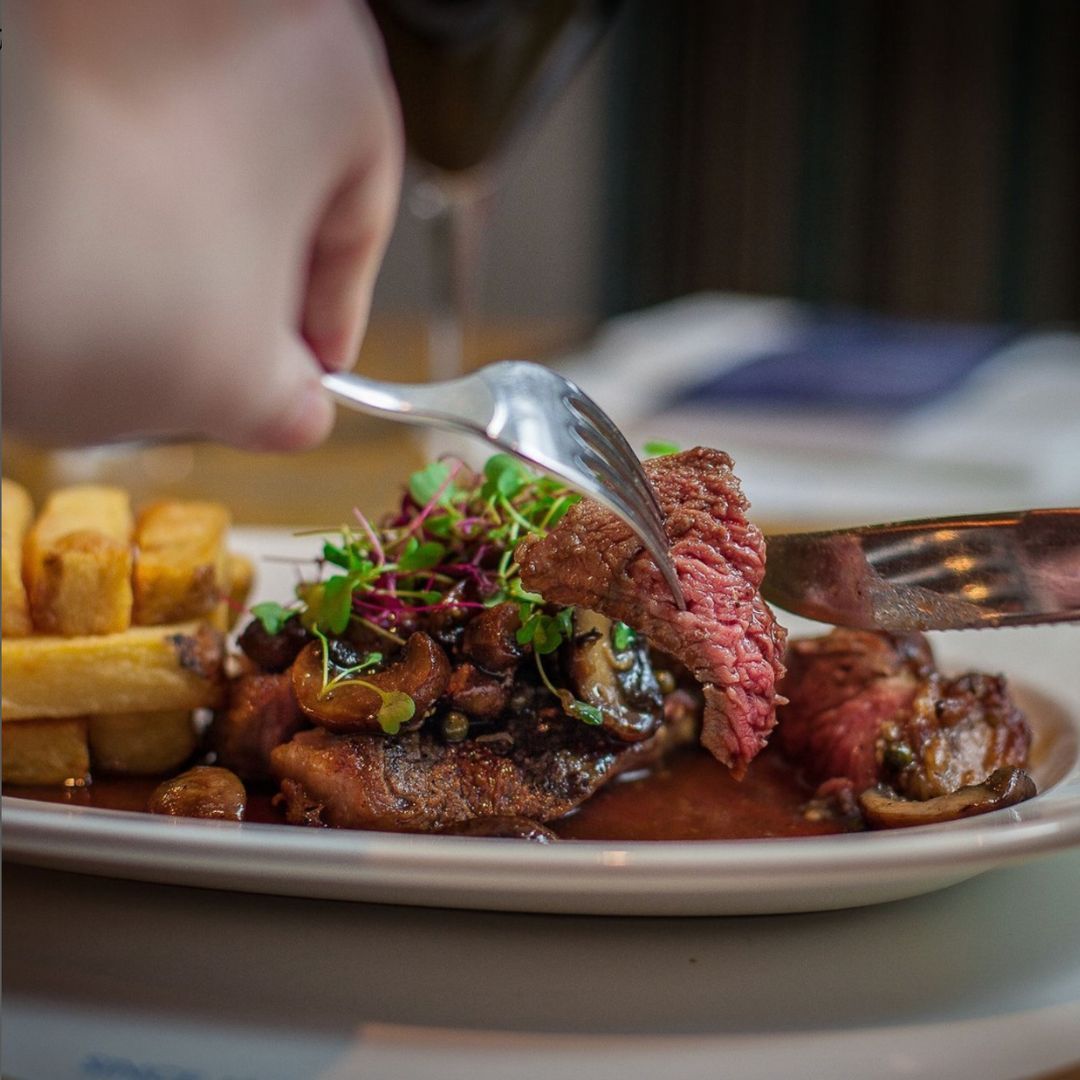 How's this for a great Wednesday #SurfandTurf deal? Two Scotch fillet steaks, with jumbo king prawns, scallop, garlic butter & Gamba chips 🥩 🦐 Plus a bottle of white or red wine - only £99 for two! 🍷🍷Book > buff.ly/3qVrFVW ☎️ 0141 572 0899.   #GambaGlasgow