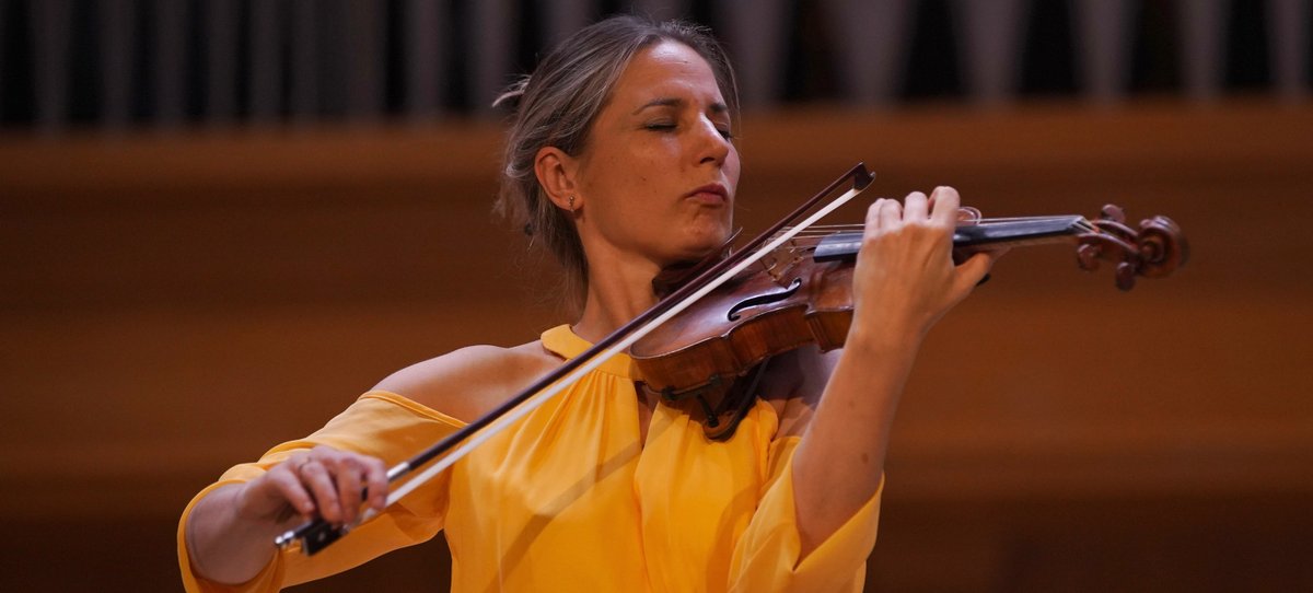 This week, violinist @Rosannephil makes her long-awaited Japanese debut. Beginning tonight in Tokyo, she'll perform the Korngold Violin Concerto in D Major with the Yomiuri Nippon Symphony Orchestra under the baton of their Chief Conductor Sebastian Weigle.