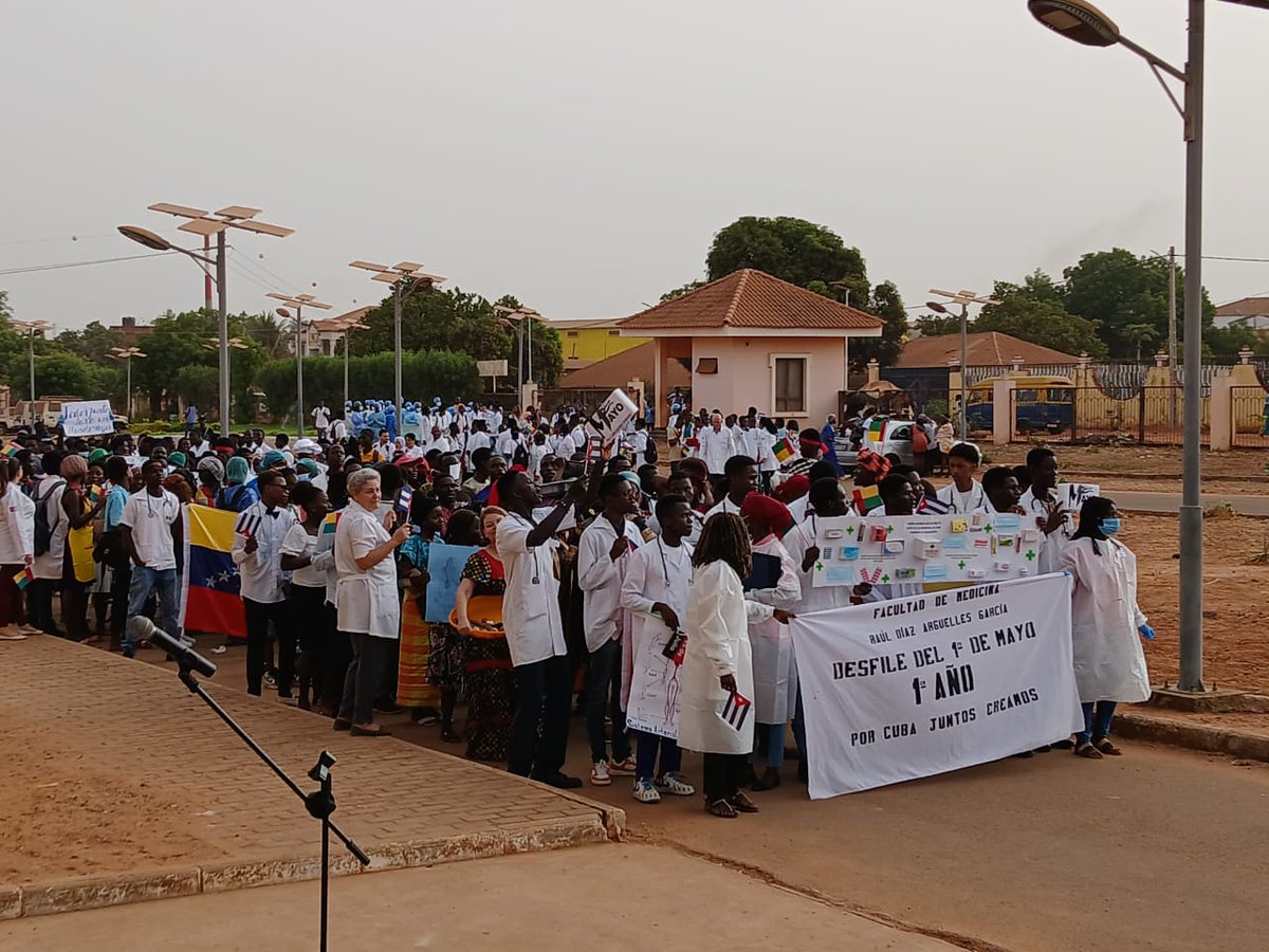 En #GuineaBissau este #1Mayo nuestros estudiantes desfilaron en saludo al #1roMayo #PorCubaJuntosCreamos.
#BMCGuineaBissau