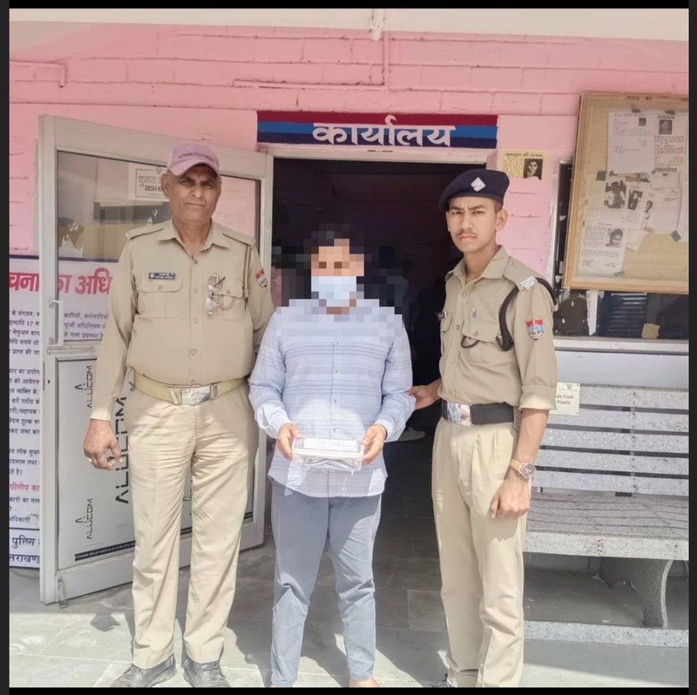 haridwarpolice's tweet image. लूट के अभियोग में दस हजार के शातिर ईनामी को हरिद्वार पुलिस ने धर दबोचा

अभियुक्त के  कब्जे से बरामद किये ₹25000/-

नाम पता ईनामी- नकुल पुत्र सोमपाल निवासी नूननगर पुरकाजी जनपद मुजफ्फरनगर उत्तर प्रदेश।

@uttarakhandcops 
#UKPoliceStrikeOnCrime
#crimecase #appreciationpost