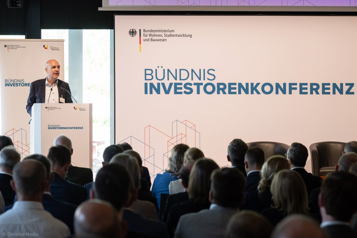 Bundesbauministerium (@bmwsb_bund) on Twitter photo Investitionen für den #Wohnungsbau: BMWSB und #BündnisBezahlbarerWohnraum laden zur 1. #Investorenkonferenz. StS <a href="/BosingerRolf/">Rolf Bösinger</a>: „Das ist ein Beitrag zur Stabilisierung der Bauwirtschaft. Wir wollen #Investitionen anreizen und zeigen, wie Bauen zu tragbaren Kosten gelingen kann.“ Investitionen für den #Wohnungsbau: BMWSB und #BündnisBezahlbarerWohnraum laden zur 1. #Investorenkonferenz. StS <a href="/BosingerRolf/">Rolf Bösinger</a>: „Das ist ein Beitrag zur Stabilisierung der Bauwirtschaft. Wir wollen #Investitionen anreizen und zeigen, wie Bauen zu tragbaren Kosten gelingen kann.“