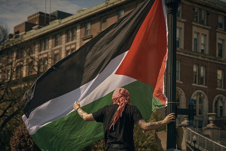 🔴Amerikan kampüslerinde son durum: 💥Teksas’ta polis saldırısı, Columbia’da işgal 🇵🇸Vietnam Savaşı protestolarında da işgal edilen Hamilton Hall’un adı Filistinli bir kız çocuğununki ile değiştirildi 🗣️Columbia Rektörü Shafik Kongre’de ifade verecek 🤝Northwestern