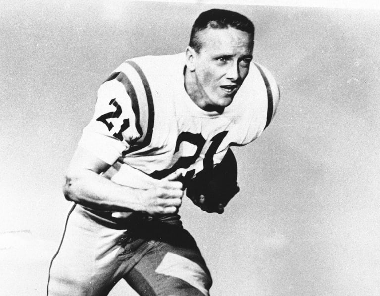 Happy 83rd birthday to one of the greatest Tigers of all-time, Jerry Stovall. 1962 All-American & 2nd in the Heisman voting, Stovall was also the LSU HC from 1980-83. Stovall was voted into the CFB HOF in 2010.