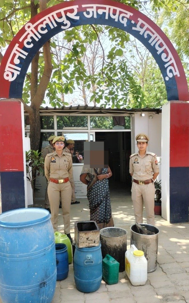 SP PBH @satpal_IPS के निर्देशन में थाना लीलापुर पुलिस द्वारा देखभाल क्षेत्र/ तलाश वांछित, वारण्टी अभियुक्त के दौरान,      

'150 लीटर अवैध शराब बरामद 01 अभियुक्ता गिरफ्तार' ।